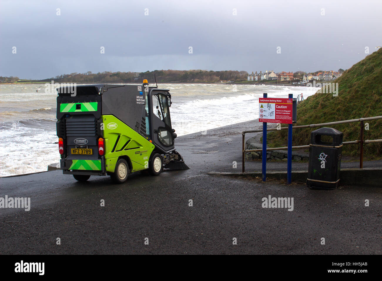 Fahrzeug noch damit beschäftigt, die Promenade am Ballyholme, Bangor Irland während einem Sturm trotz der brechenden Wellen Reinigung Reinigung Stockfoto