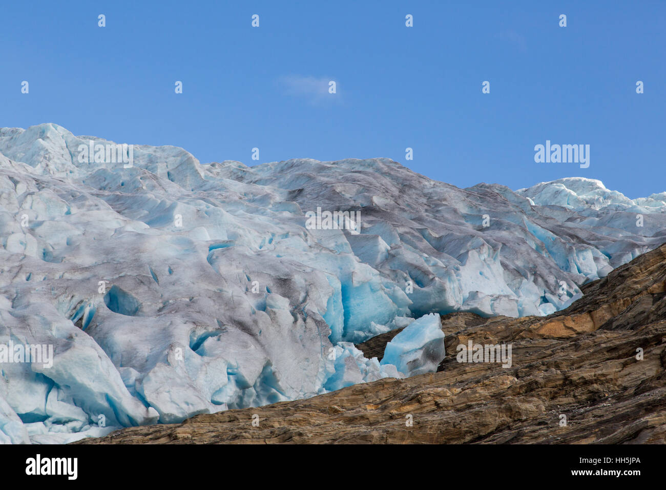 Nahaufnahme des Svartisen-Gletscher und Felsen in Norwegen Stockfoto