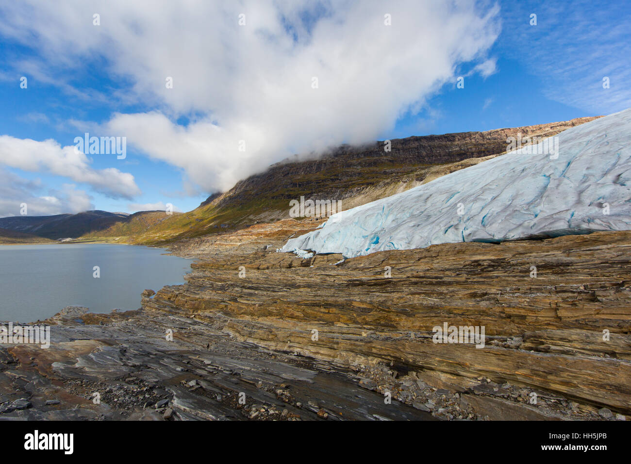 Eis-Vorderseite des Svartisen-Gletscher in Norwegen mit See und blauer Himmel Stockfoto
