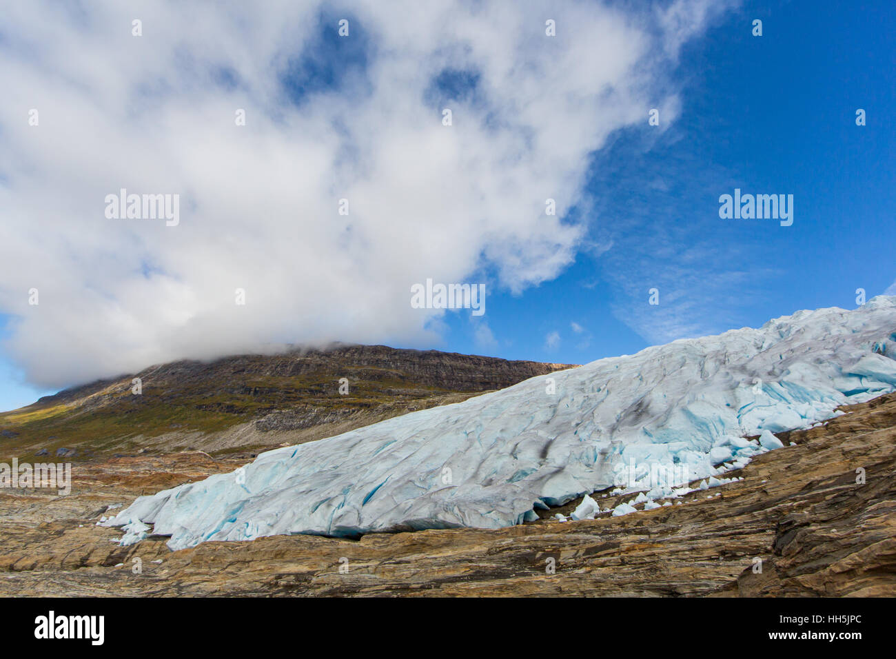 Eis-Vorderseite des Svartisen-Gletscher in Norwegen mit See und blauer Himmel Stockfoto
