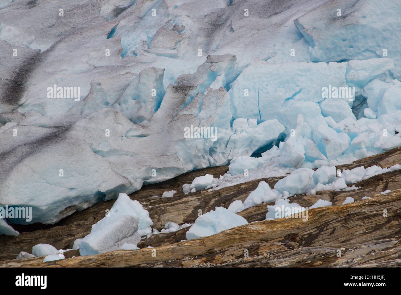 Nahaufnahme des Svartisen-Gletscher und Felsen in Norwegen Stockfoto