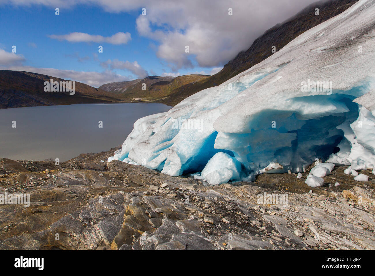 Eis-Vorderseite des Svartisen-Gletscher in Norwegen mit See und blauer Himmel Stockfoto