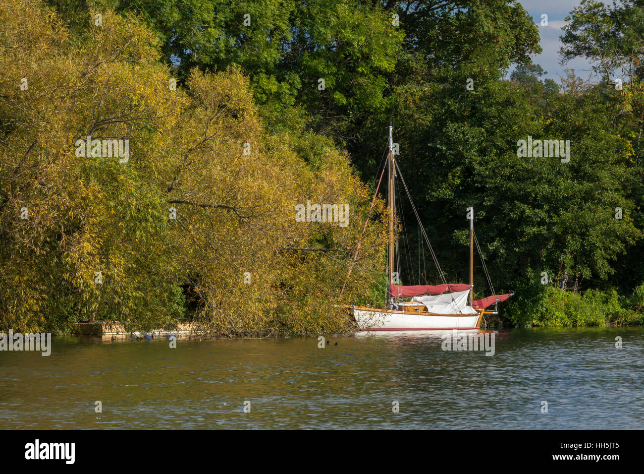 Ein Segelboot vor Anker auf der Themse in der Nähe von Hambleden Schloss, im Frühherbst, Chilterns, Buckinghamshire, England Stockfoto
