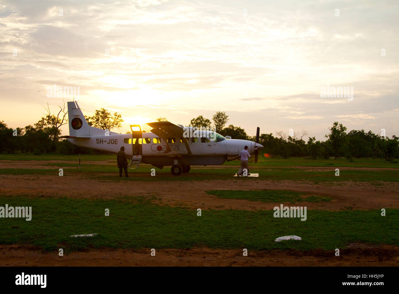 Selous, Tansania - 20. Januar 2015: A Coastal Airways Cessna C208B Flugzeug in das Selous Game Reserve bei Sonnenuntergang. Das kleine Flugzeug wird verwendet, um Tou nehmen Stockfoto