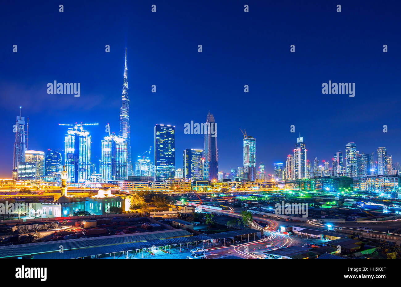DUBAI FINANCIAL CENTER, Vereinigte Arabische Emirate-28. Februar 2016: Blick auf Skyline von Dubai Financial Center mit modernen Wolkenkratzern in Dubai Stadt Stockfoto