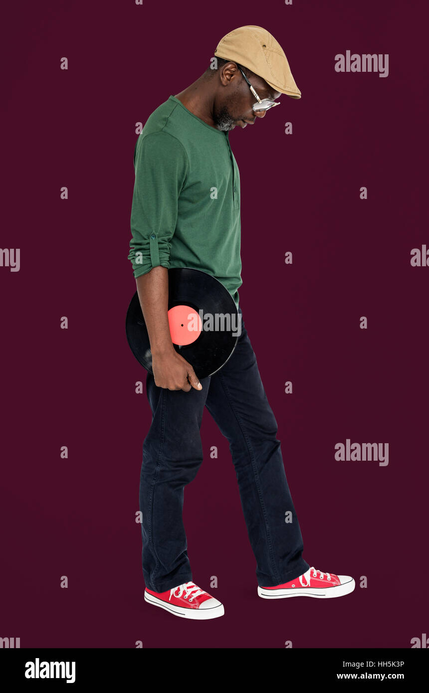 Mann hält Vinyl Retro-Konzept Stockfoto