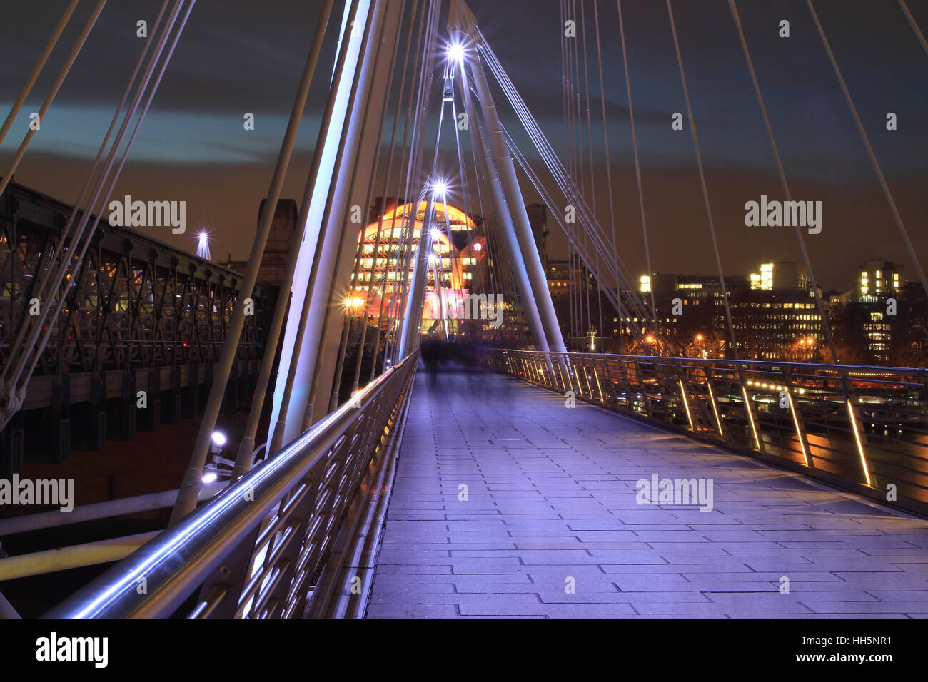 Ein Foto von der Hungerford Fussgängerbrücke von Southbank in der Dämmerung gesehen. Stockfoto