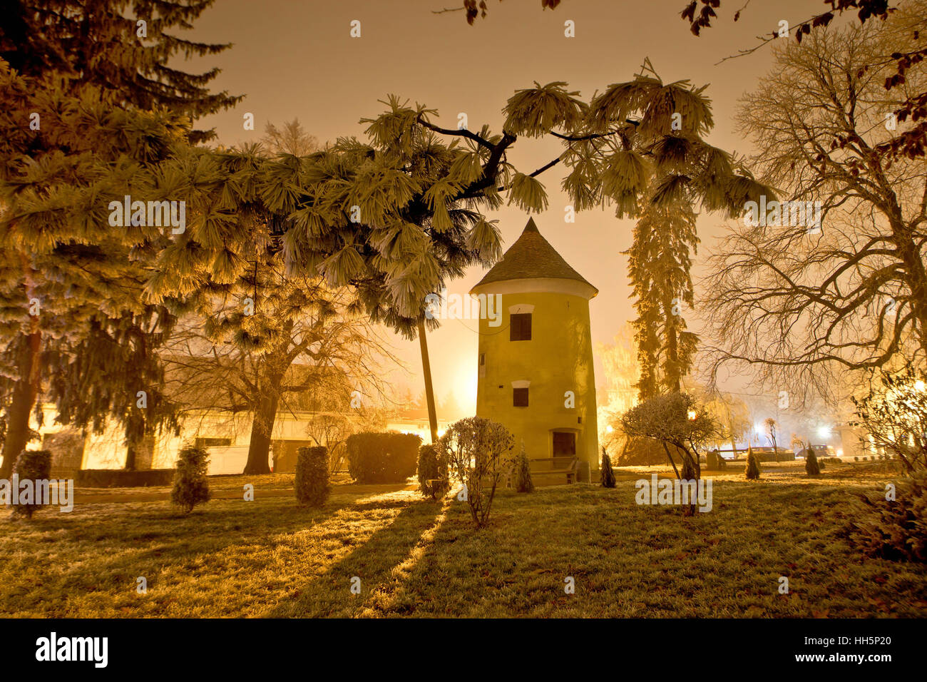 Vrbovec Winter-Nacht-Szene im Park mit historischen Turm Stockfoto