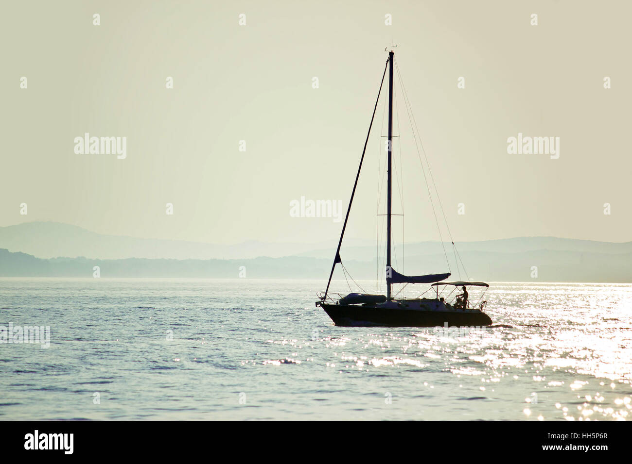 Segelboot-Silhouette auf offenem Wasser, Dalmatien, Kroatien Stockfoto