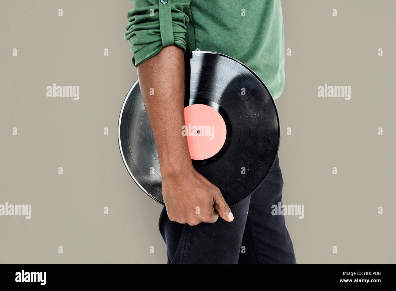Mann hält Vinyl Retro-Konzept Stockfoto