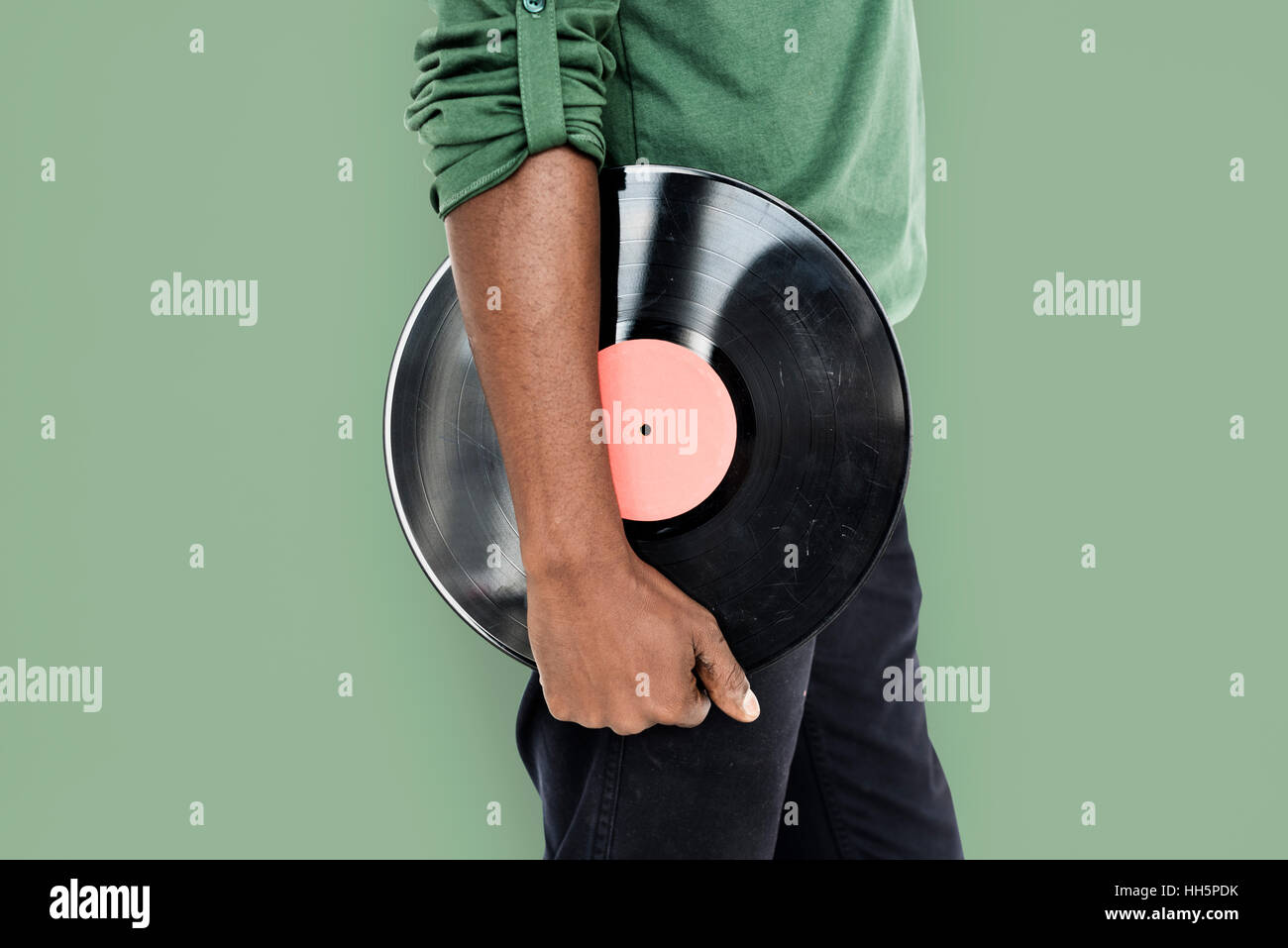 Mann hält Vinyl Retro-Konzept Stockfoto