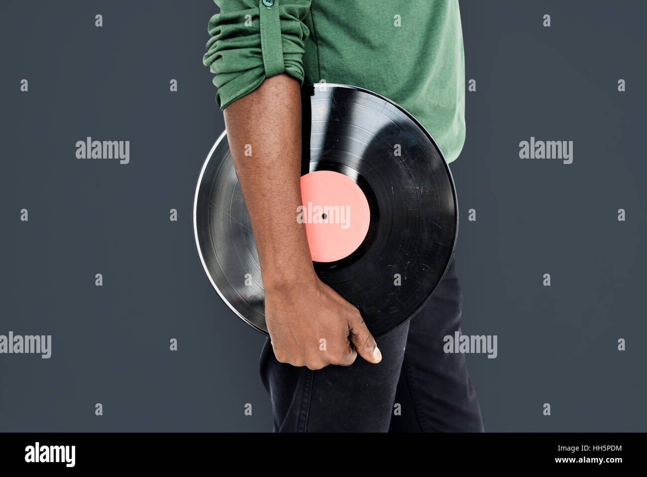 Mann hält Vinyl Retro-Konzept Stockfoto