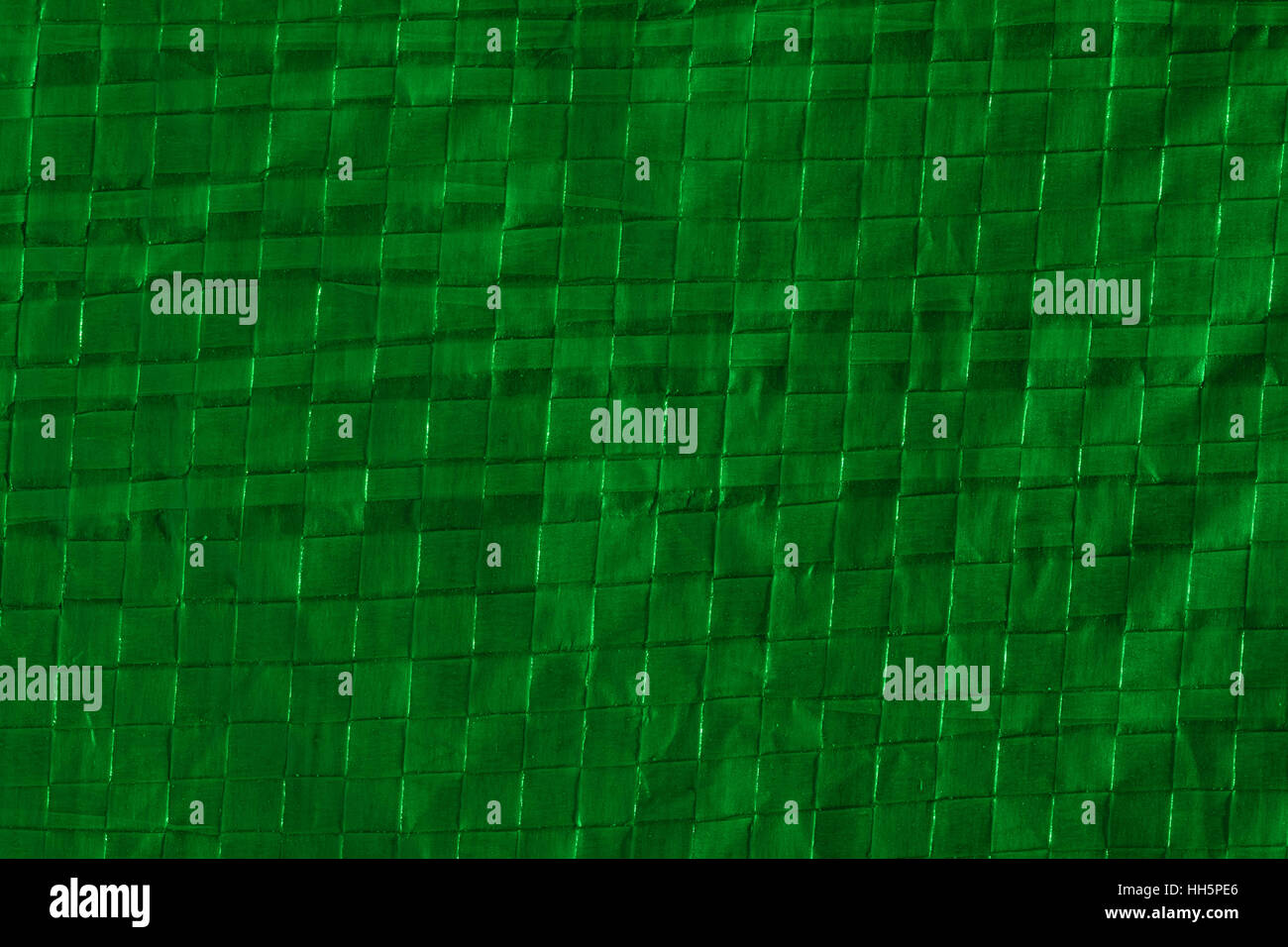 Abstraktes Makro-Foto des Abschnitts des grün beleuchteten Polymer-Bodenblech / Plane für Camping verwendet. Sieht fast aus wie Bambus. Schutzschicht Metapher. Stockfoto