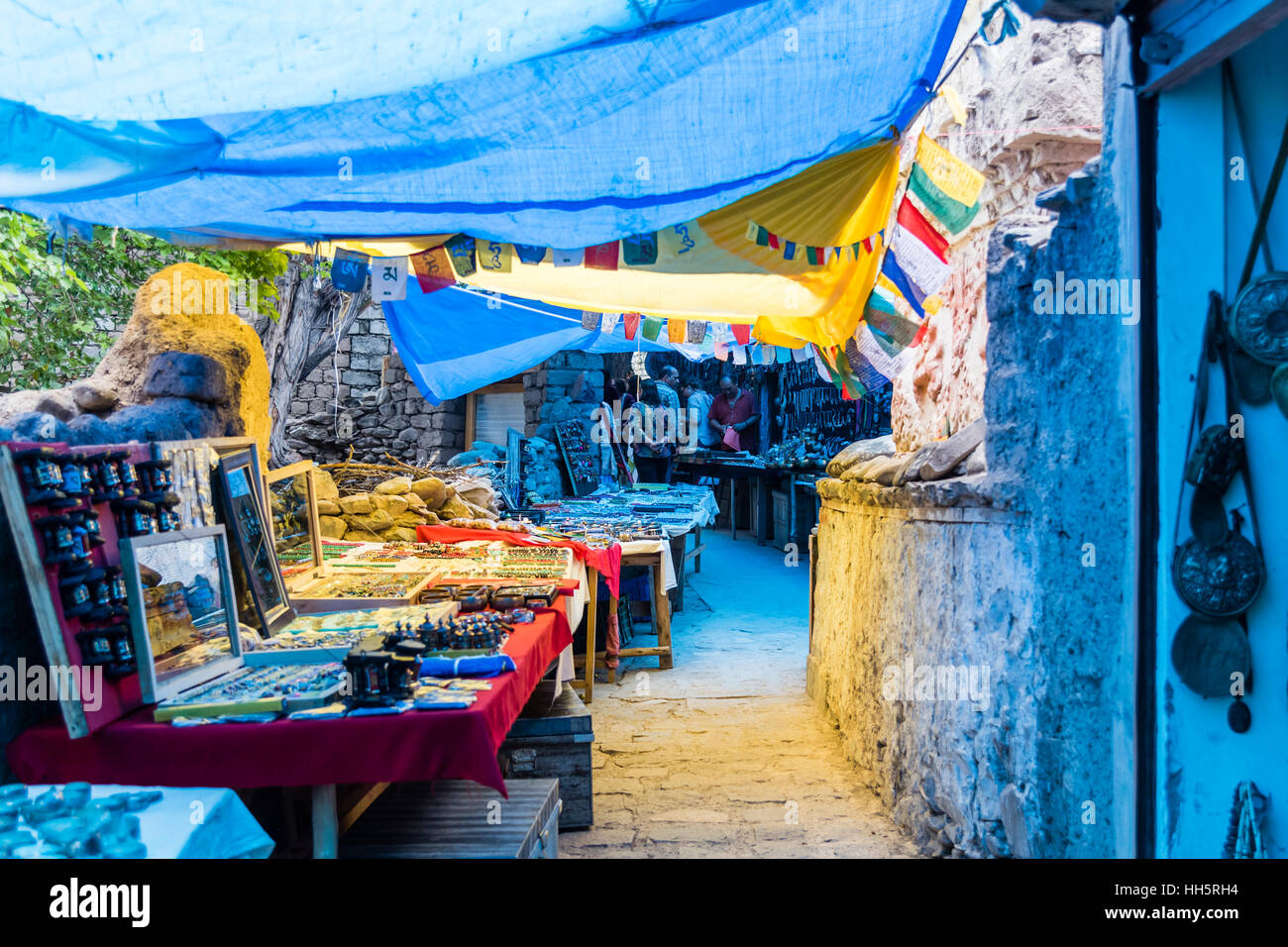 Straßenseite Ladakhi Souvenir-shops Stockfoto