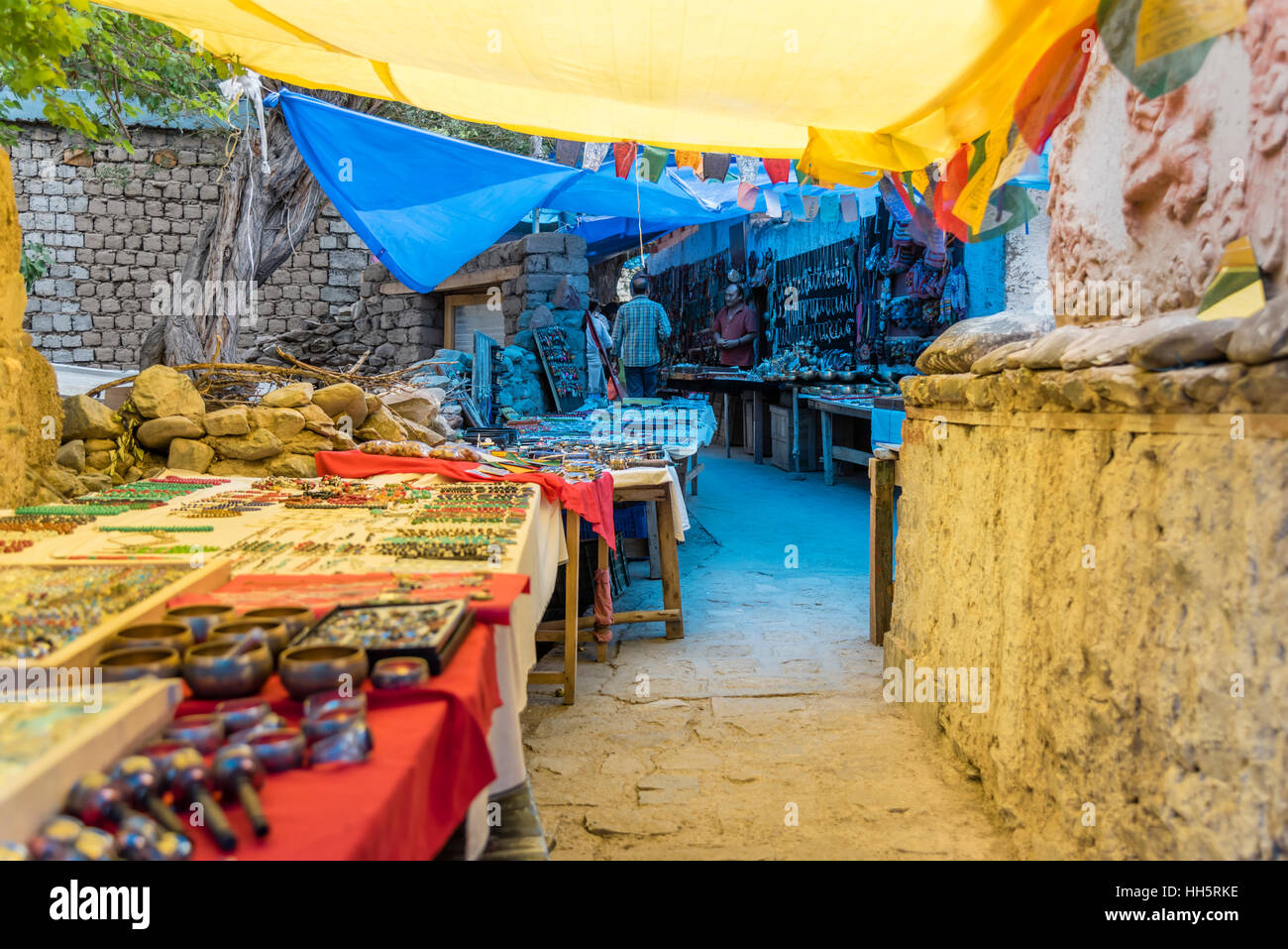 Straßenseite Ladakhi Souvenir-shops Stockfoto