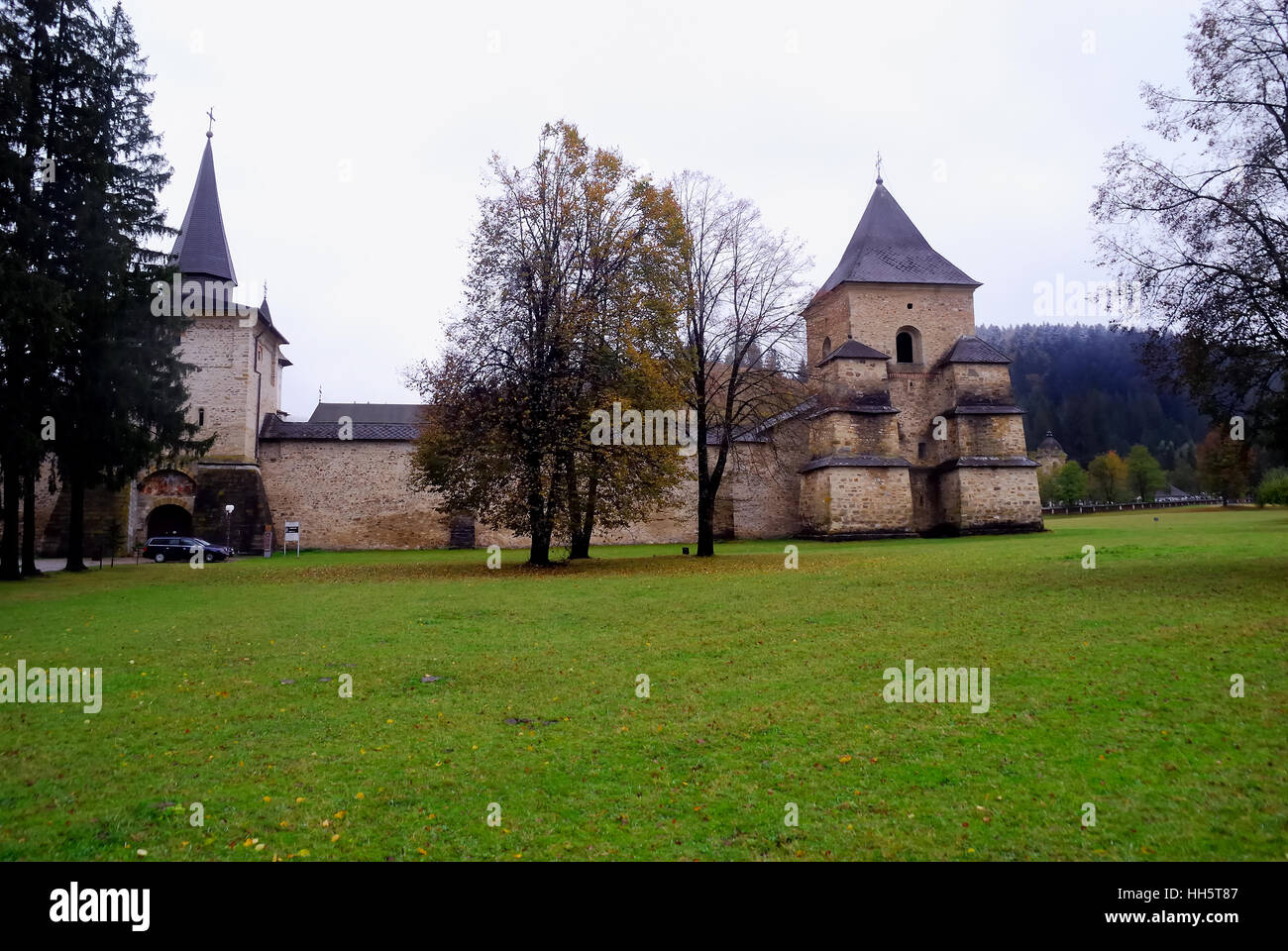 Klosters Sucevita ist ein rumänisch-orthodoxen Kloster befindet sich in Suceava County, Moldawien, Bukowina, Rumänien. Das Kloster wurde im Jahre 1585 erbaut. Es ist eines der acht Klöster in der nördlichen Moldau mit Fresken an den Außenwänden. Der innere Hof des klösterlichen Ensembles ist fast quadratisch und ist umgeben von hohen (6 m), Breite (3 m) Wände. Es gibt mehrere andere defensive Strukturen innerhalb des Ensembles, darunter vier Türme (einer an jeder Ecke). Sucevița war eine fürstliche Residenz sowie ein befestigtes Kloster. Die Wände und Türme. Stockfoto