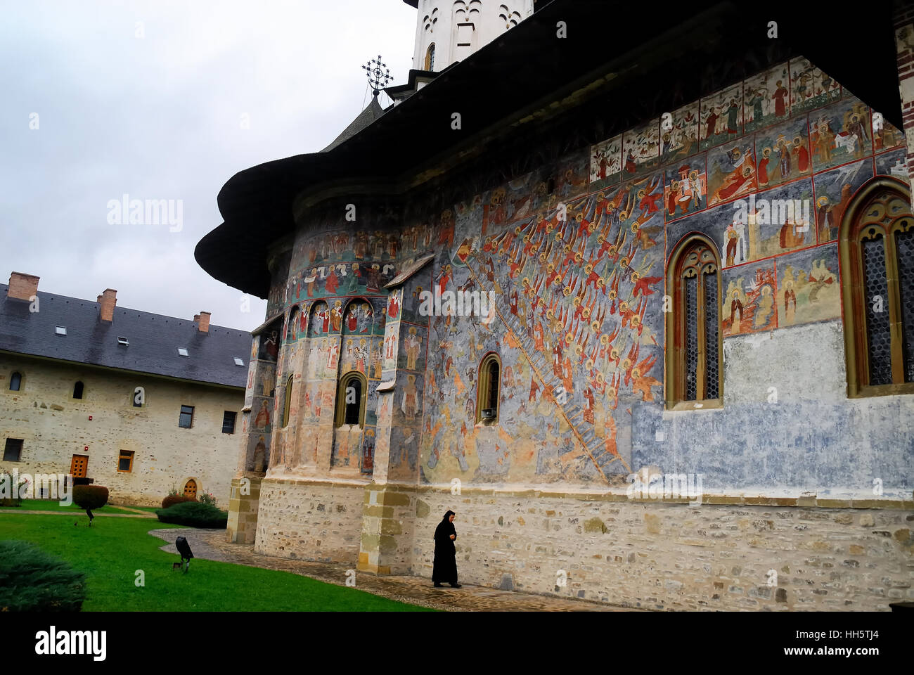 Klosters Sucevita ist ein rumänisch-orthodoxen Kloster befindet sich in Suceava County, Moldawien, Bukowina, Rumänien. Das Kloster wurde im Jahre 1585 erbaut. Es ist eines der acht Klöster in der nördlichen Moldau mit Fresken an den Außenwänden. Der innere Hof des klösterlichen Ensembles ist fast quadratisch und ist umgeben von hohen (6 m), Breite (3 m) Wände. Es gibt mehrere andere defensive Strukturen innerhalb des Ensembles, darunter vier Türme (einer an jeder Ecke). Sucevița war eine fürstliche Residenz sowie ein befestigtes Kloster. Der innere Hof und Kirche. Stockfoto