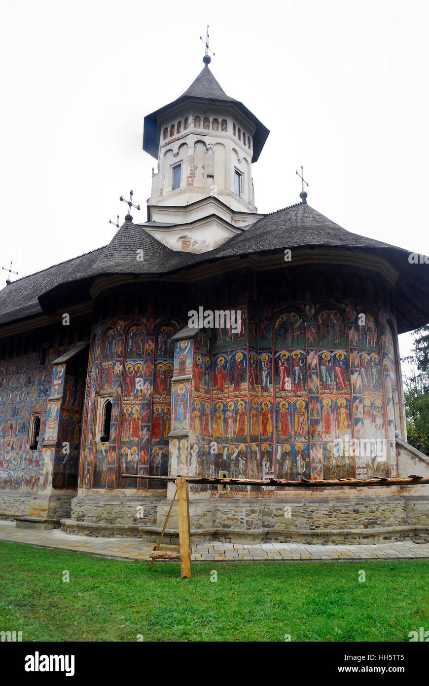 Das Kloster Moldovița (Rumänisch: Mânăstirea Moldovița) ist eine Rumänisch-orthodoxe Kloster befindet sich in der Gemeinde von Bucovina, Rumänien, Moldawien, Vatra Moldoviței, Suceava County. Kloster Moldovița wurde 1532 von Petru Rareș, war Stefan der große (im rumänischen Ștefan Cel Mare) unehelicher Sohn. Es wurde als Schutzwall gegen die muslimischen osmanischen Eroberer aus dem Osten gegründet. Dieses Kloster, gebaut von Woiwode Petru Rareș, ist eines der acht Klöster in der nördlichen Moldau mit Fresken an den Außenwänden. Stockfoto