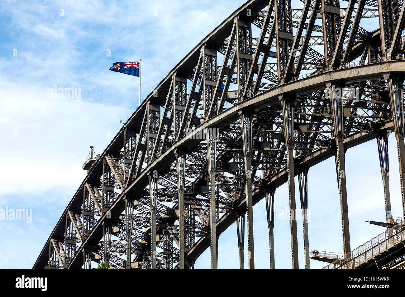 Teil der Sydney Harbour Bridge mit New South Wales Flagge Stockfoto