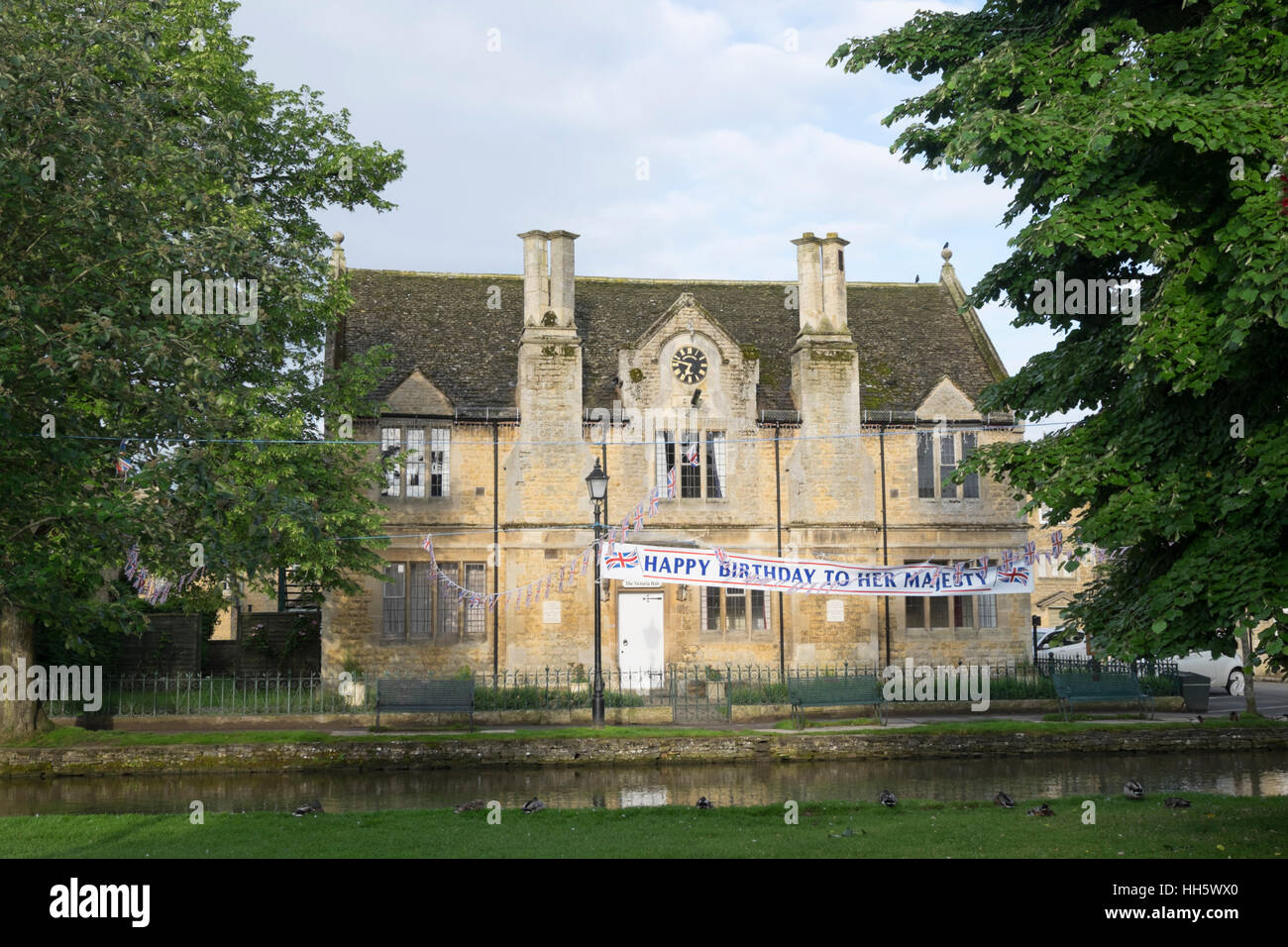 Queen es Geburtstagsfeiern im Bourton-on-the-Water in Südwest-England Stockfoto