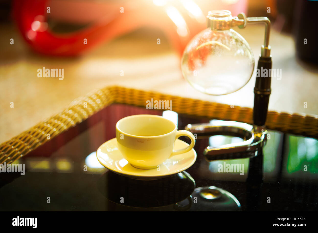 Kaffeetasse und Siphon Vakuum Kaffeemaschine Shop Stockfoto