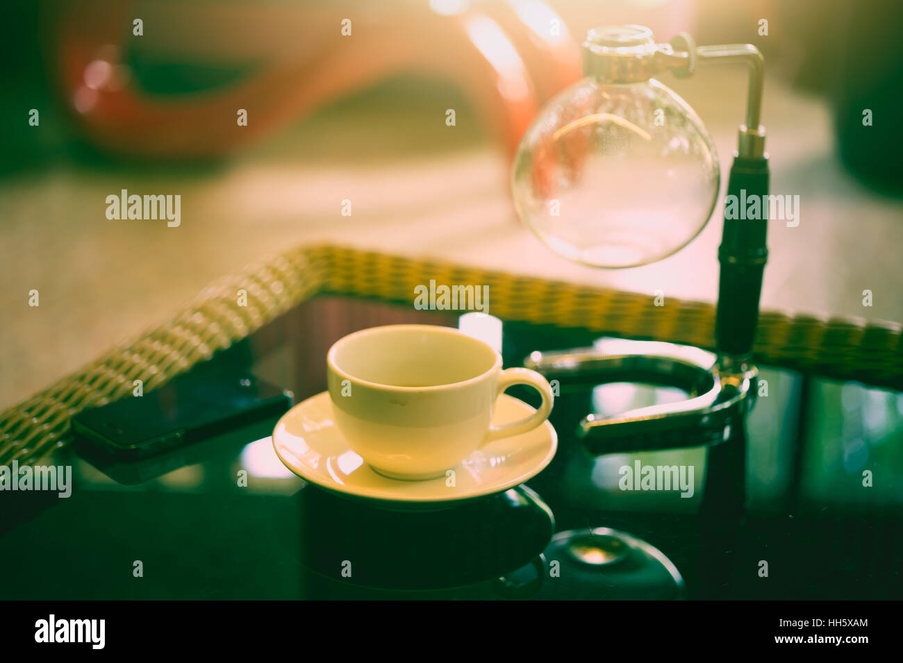 Kaffeetasse und Siphon Vakuum Kaffeemaschine Shop Stockfoto