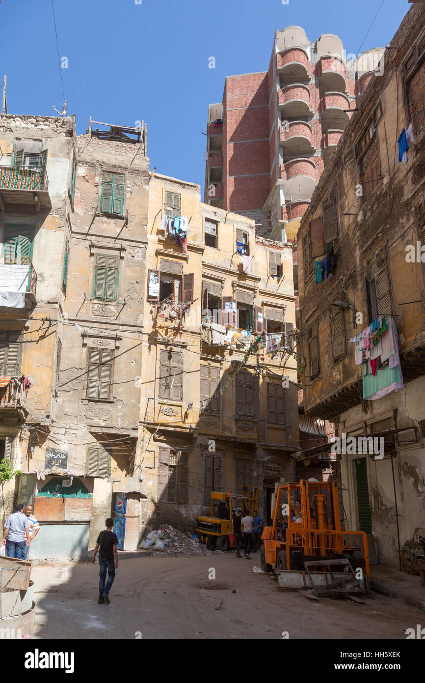 Straße der alten Wohnung Blöcke in den Schatten gestellt durch neue moderne Hochhaus in der Innenstadt von Alexandria, Ägypten Stockfoto