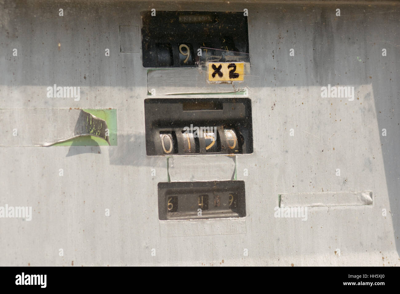 Zapfsäule gauge - alte mechanische Stil mit zylindrischen Rufnummernanzeige Stockfoto