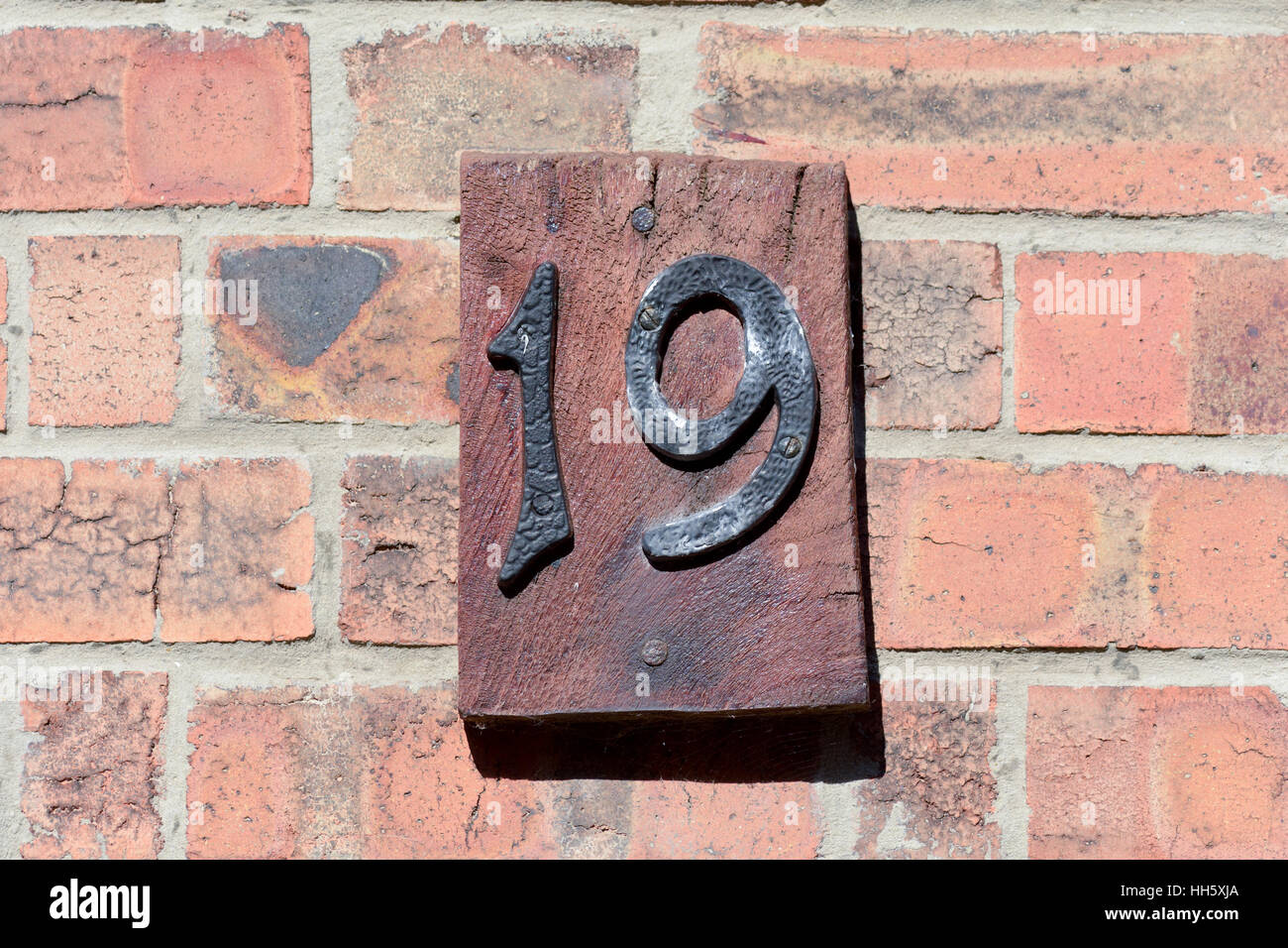 Haus Nummer 19 Schild an Wand Stockfoto