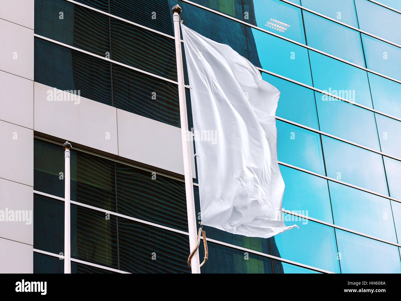 Weiße Fahne im Wind wehende mit Bürogebäude im Hintergrund. Mock-up perfekt zu jedem Logo, Symbol oder Zeichen hinzufügen Stockfoto