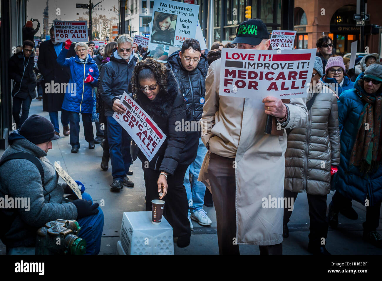 New York, USA. 15. Januar 2017. Hunderte Mitglieder der nationalen Krankenschwestern United und Unterstützer von "Medicare für alle" in New York City, Anruf aus dem Gesundheitswesen Profiteure, Rallye für ein Single-Payer nationale Krankenversicherung-Programm in den USA und gegen die Aufhebung der ACA/Obamacare am 15. Januar 2017. Bildnachweis: Michael Nigro/Pacific Press/Alamy Live-Nachrichten Stockfoto