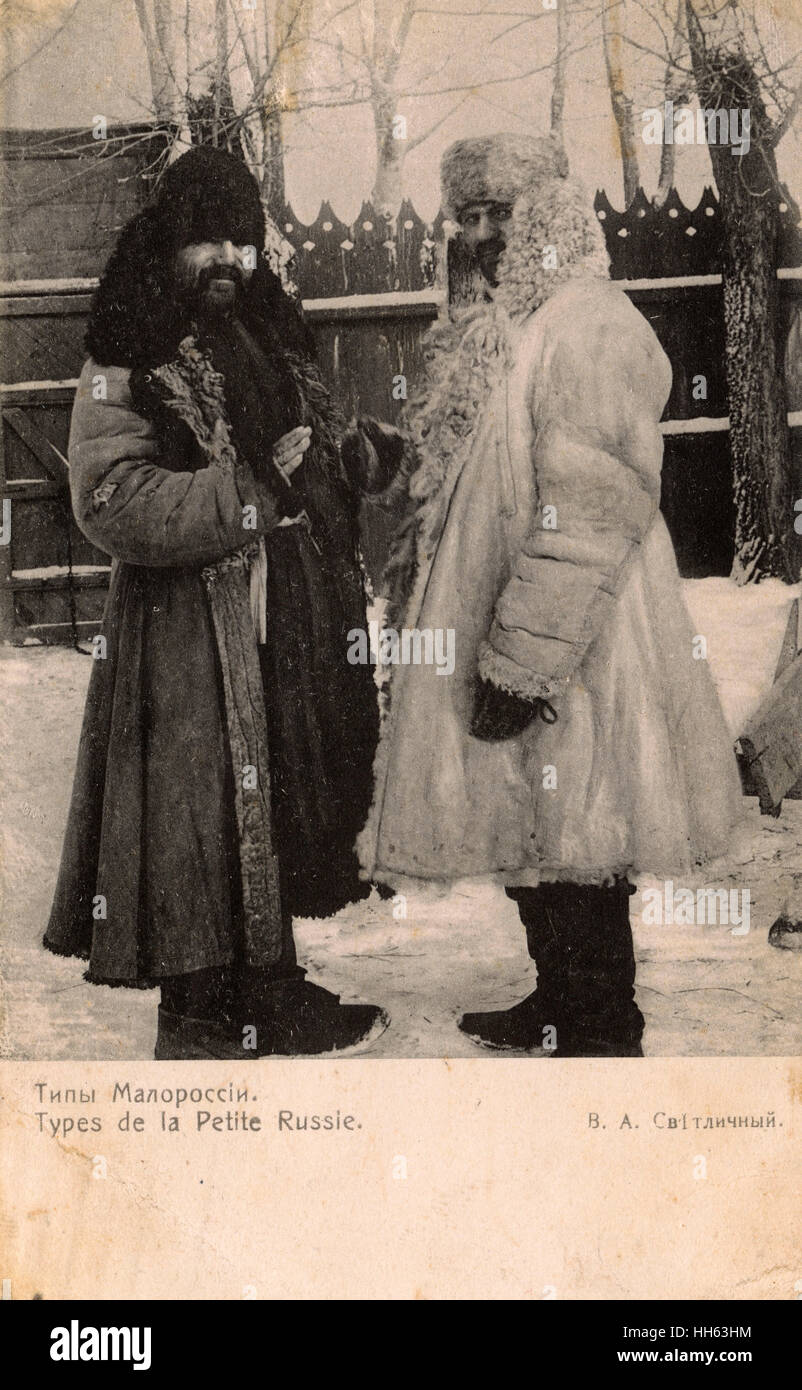 Zwei russische Männer haben sich gut gegen die Kälte in Pelzen eingehüllt Stockfoto