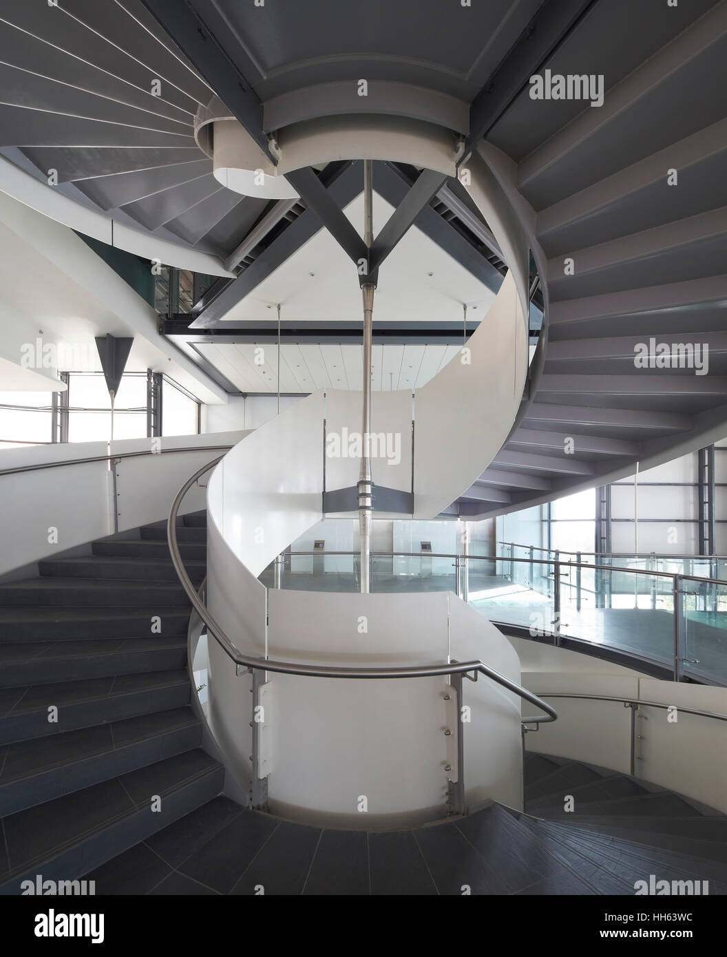 Wendeltreppe mit Stufen und Untersicht. Siemens Masdar, Abu Dhabi, Vereinigte Arabische Emirate. Architekt: Sheppard Robson, 2014. Stockfoto