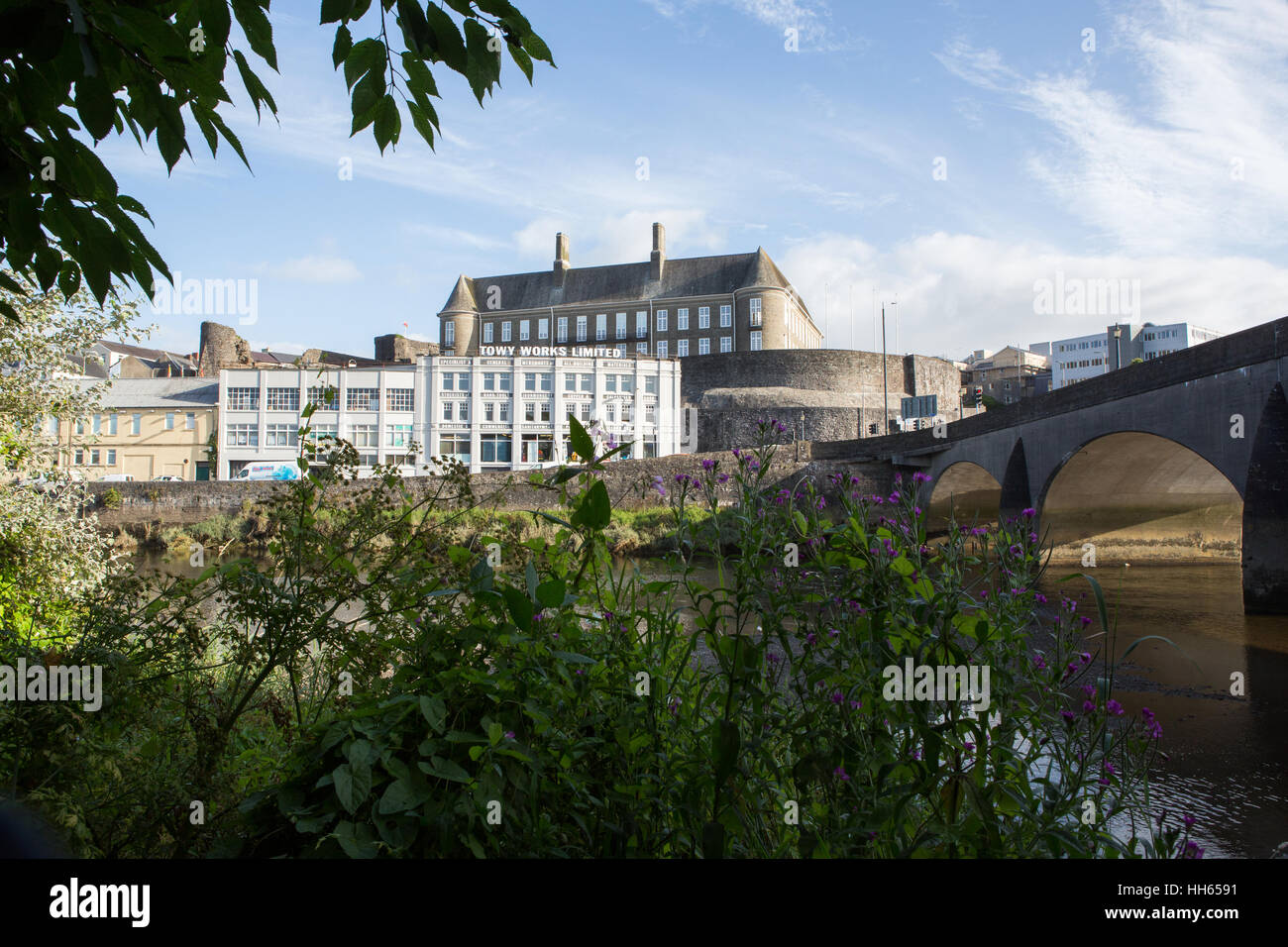 Der County Hall, Carmarthen, Schloss bleibt, Towy arbeitet und die Brücke von der South Bank der Tywi Fluss gesehen Stockfoto