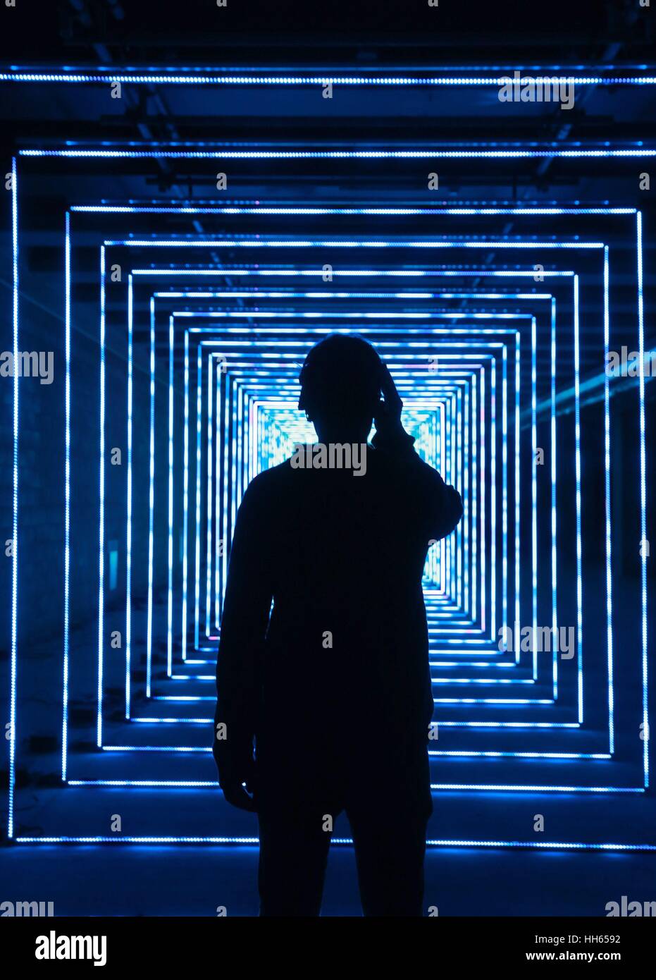 NUR zur redaktionellen Nutzung auf Ihrer Wellenlänge von Marcus Lyall nutzt Geist-Kraft um zu choreografieren Lichtmuster an die Canary Wharf Winter Lights Festival 2017, London, die heute startet. Stockfoto