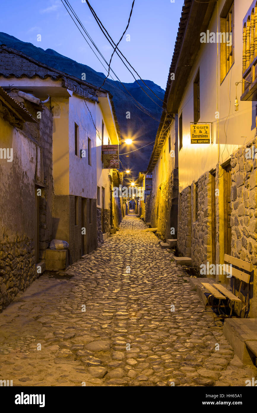 Gepflasterten Straße, Ollantaytambo, Urubamba, Cusco, Peru Stockfoto