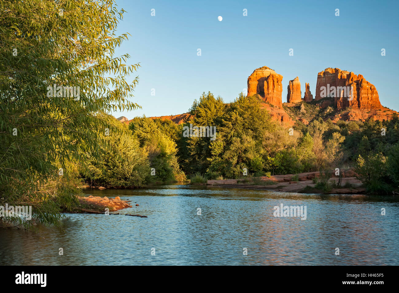 Mond, Cathedral Rock und Oak Creek, Sedona, Arizona USA Stockfoto