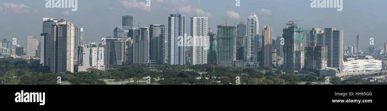 Schuss von sehr hohen Gebäuden von Bonifacio High Street von Venedig Canal Grande Mallbereich. Taguig, Manila, Philippinen. Stockfoto