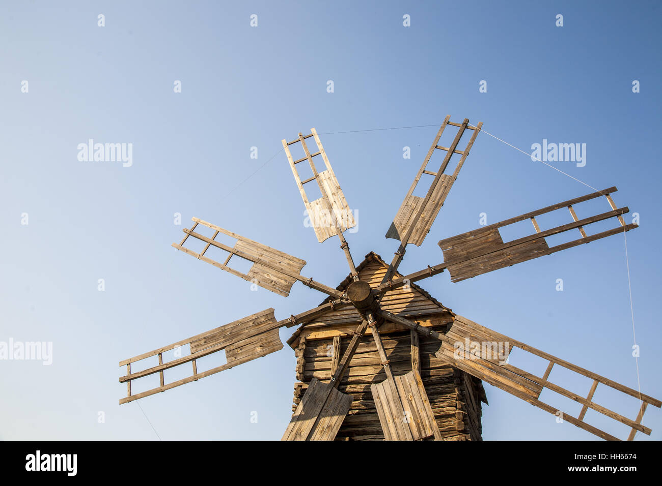 Ukrainischen Windmühle mit den klaren blauen Himmel. Stockfoto