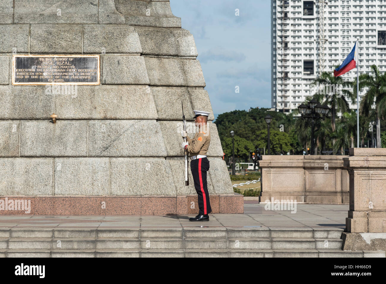 Wachablösung am Jose Rizal Monument aus Luneta Park. Manila, Philippinen Stockfoto