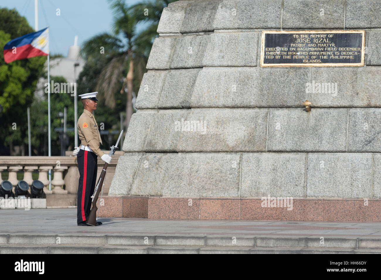 Wachablösung am Jose Rizal Monument aus Luneta Park. Manila, Philippinen Stockfoto