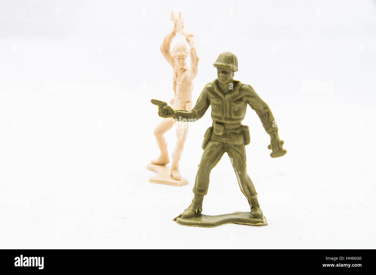 Plastik Soldaten hinter einem anderen Kunststoff Soldaten Stockfoto