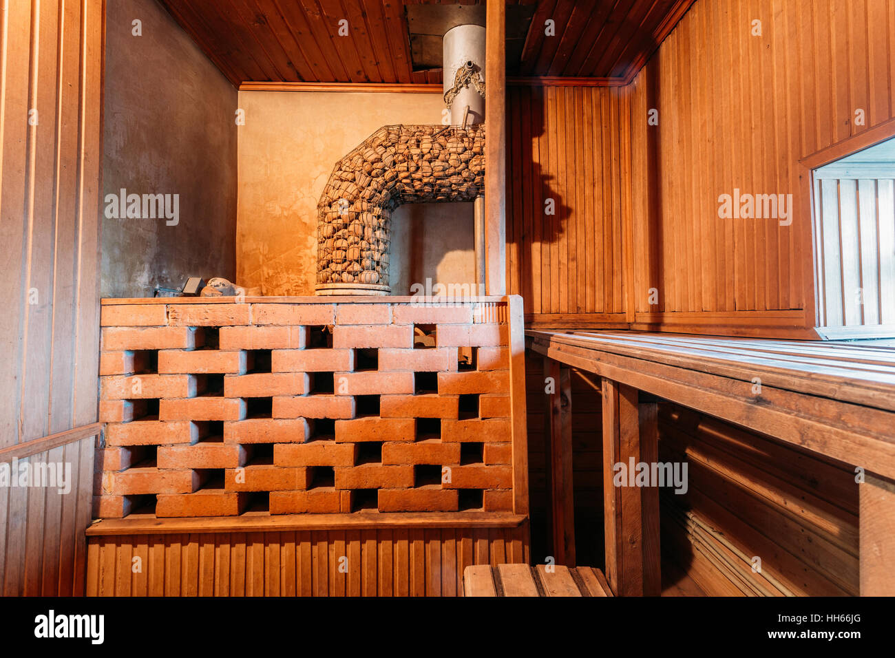 Innenraum der Sauna. Holzwände und Regale. Niemand. Ofen Stockfoto