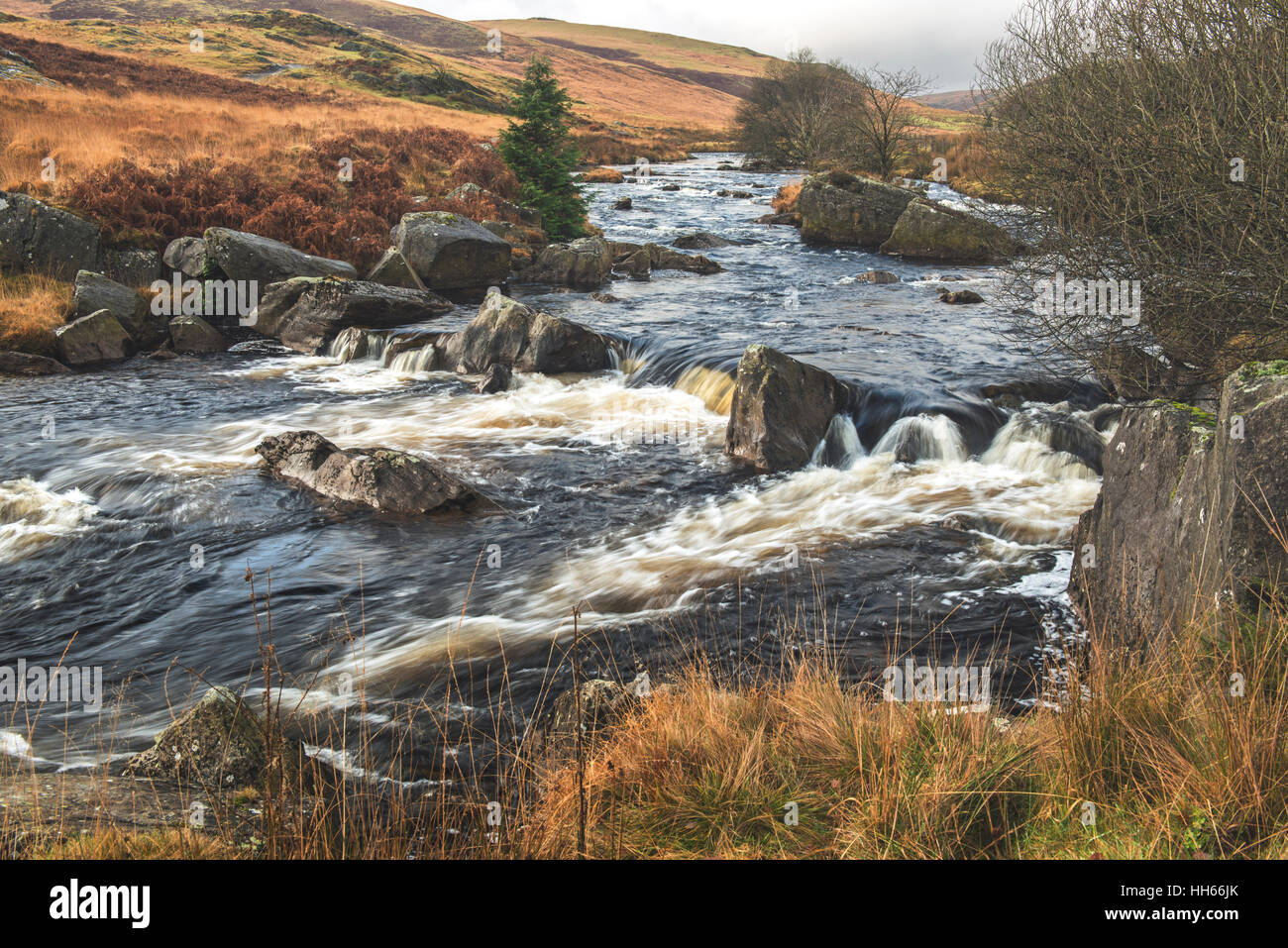 Der Fluss Claerwen im Claerwen-Tal, einem Ausläufer des Elan-Tal in Mid Wales. Ein bewölkter Wintertag hinzufügen das Drama. Stockfoto
