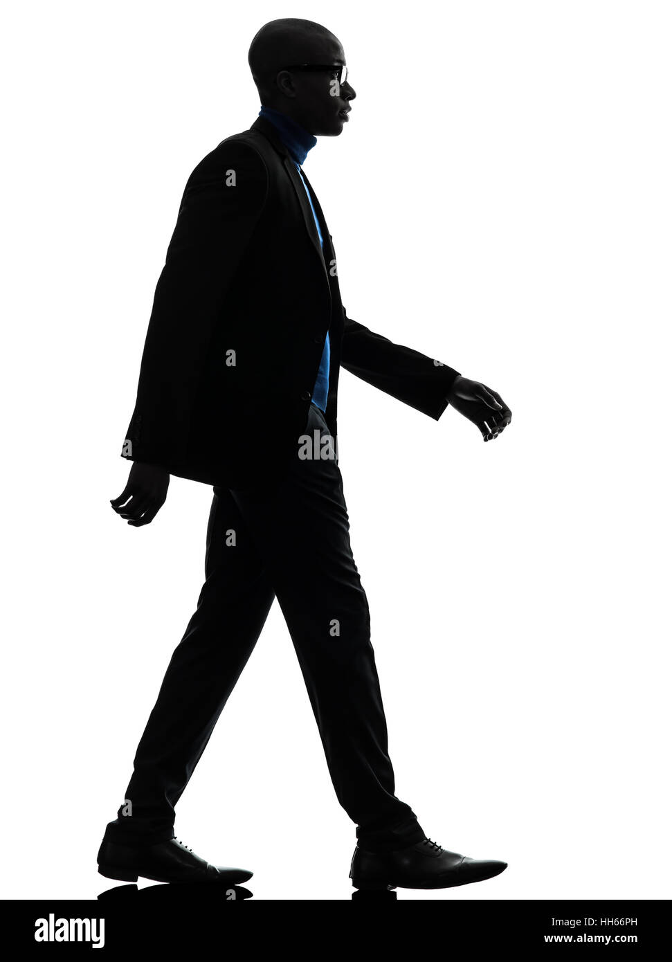 eine afrikanische schwarze Mann zu Fuß in Silhouette Studio ernst auf weißem Hintergrund Stockfoto