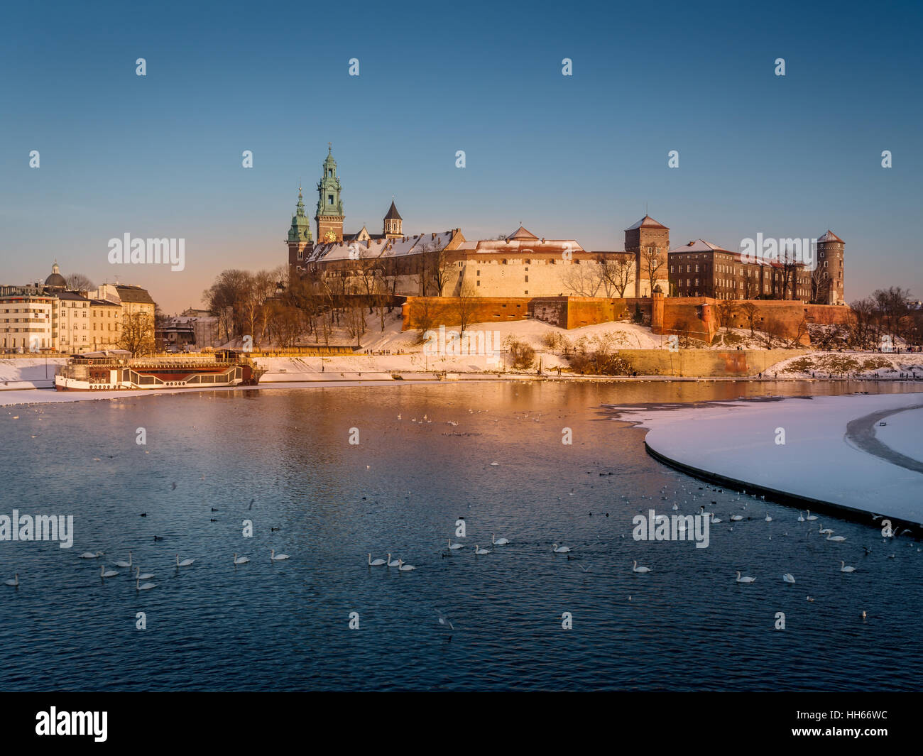 Königsschloss Wawel mit der Weichsel in der Winterzeit, Krakau - Polen Stockfoto