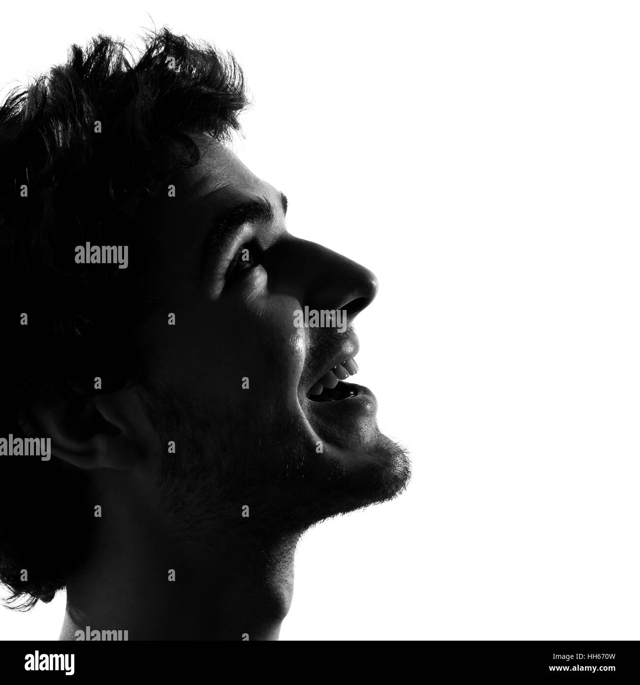 junger Mann blickte lächelnd glücklich Porträt Silhouette im Studio isoliert auf weißem Hintergrund Stockfoto