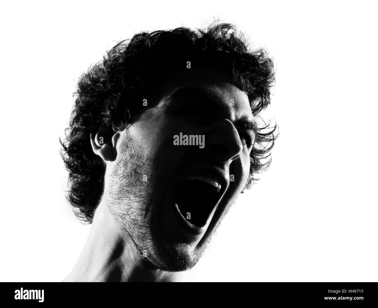 junger Mann schreien wütend Porträt Silhouette im Studio isoliert auf weißem Hintergrund Stockfoto