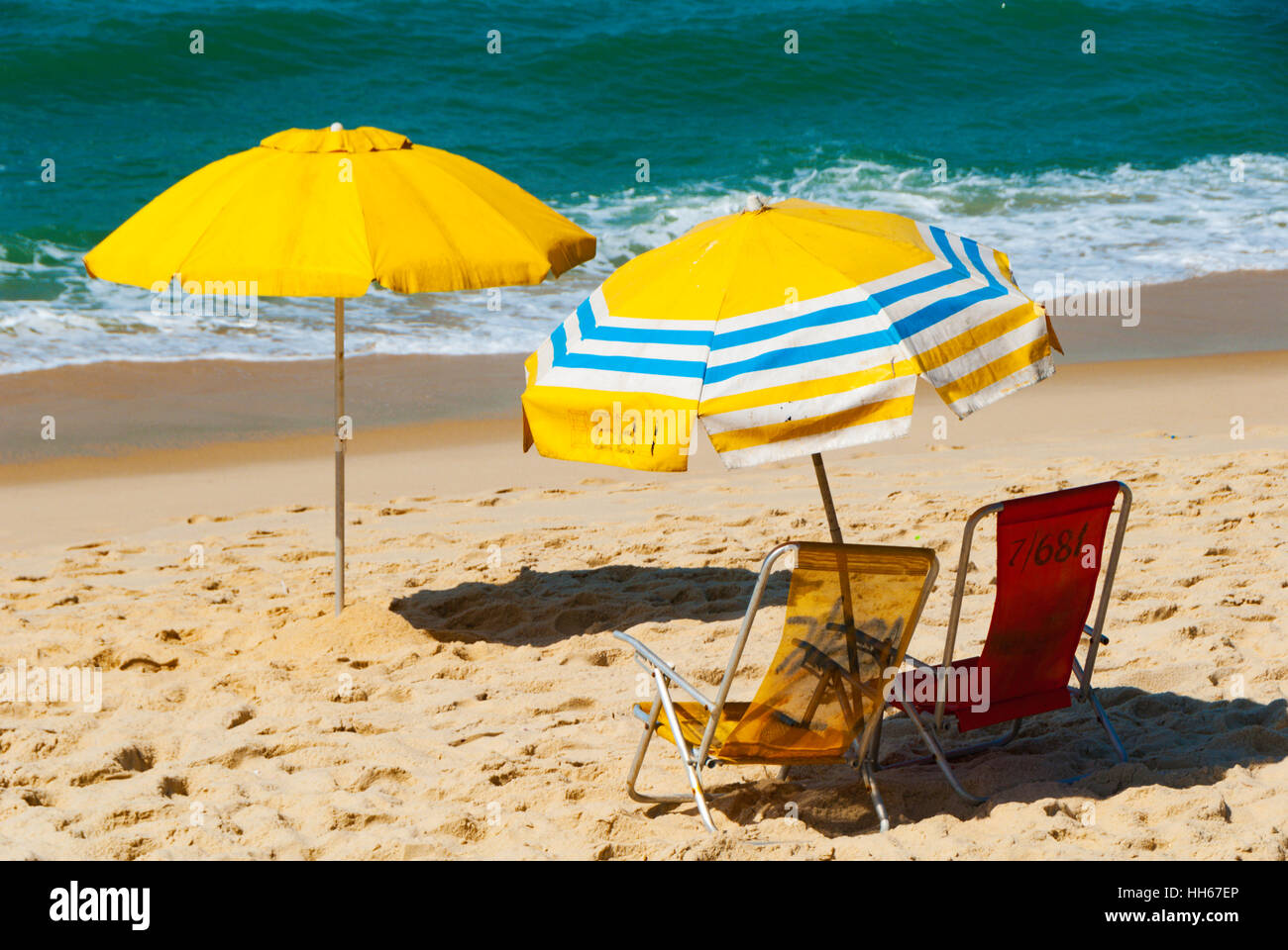 liegen und Sonnenschirm am Strand, Rio De Janeiro, Brasilien Stockfoto