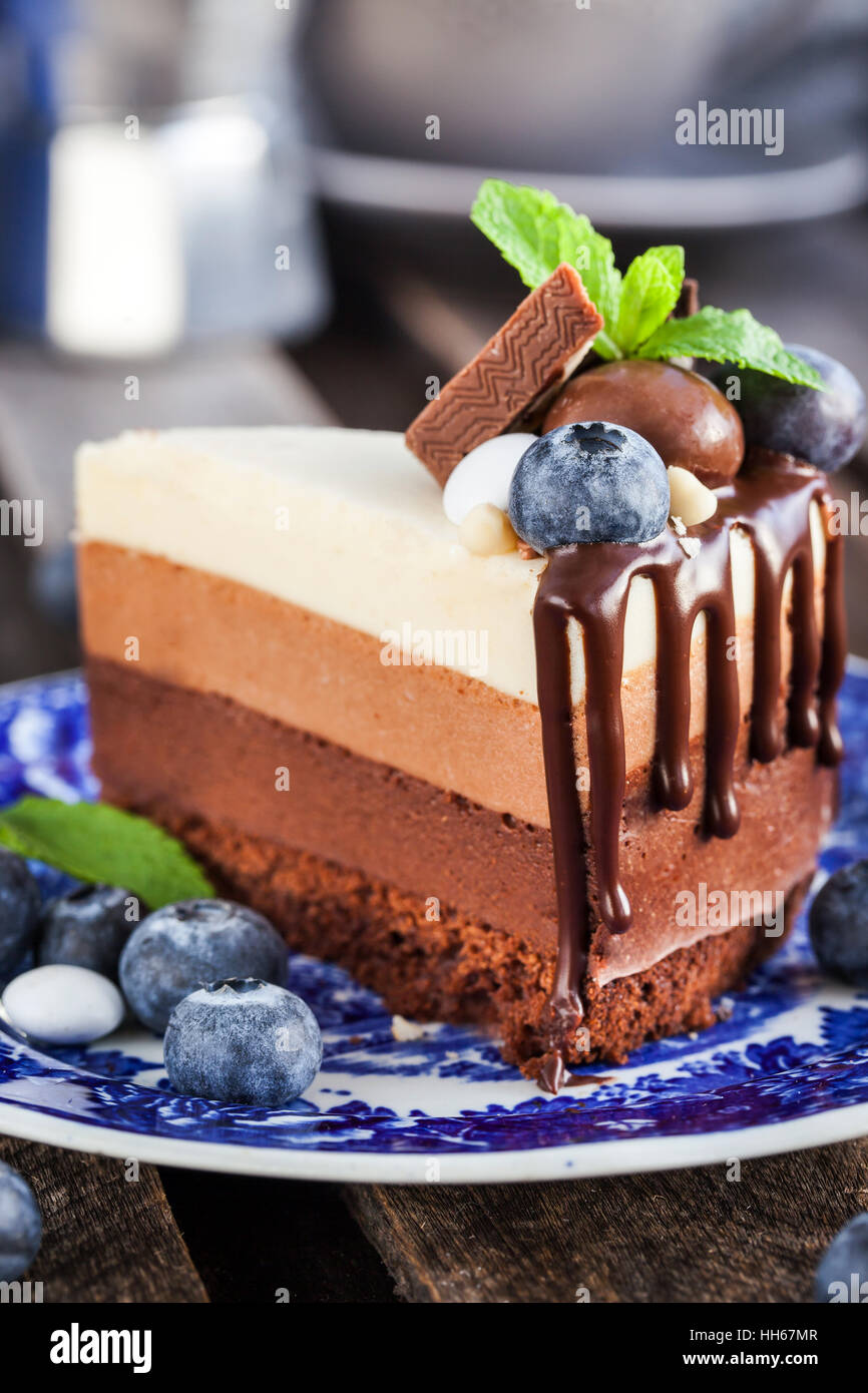 Köstlichen drei Mousse au Chocolat Torte dekoriert mit frischen ...
